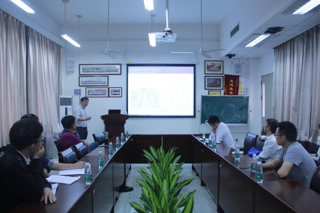 邓超与师生进行互动交流