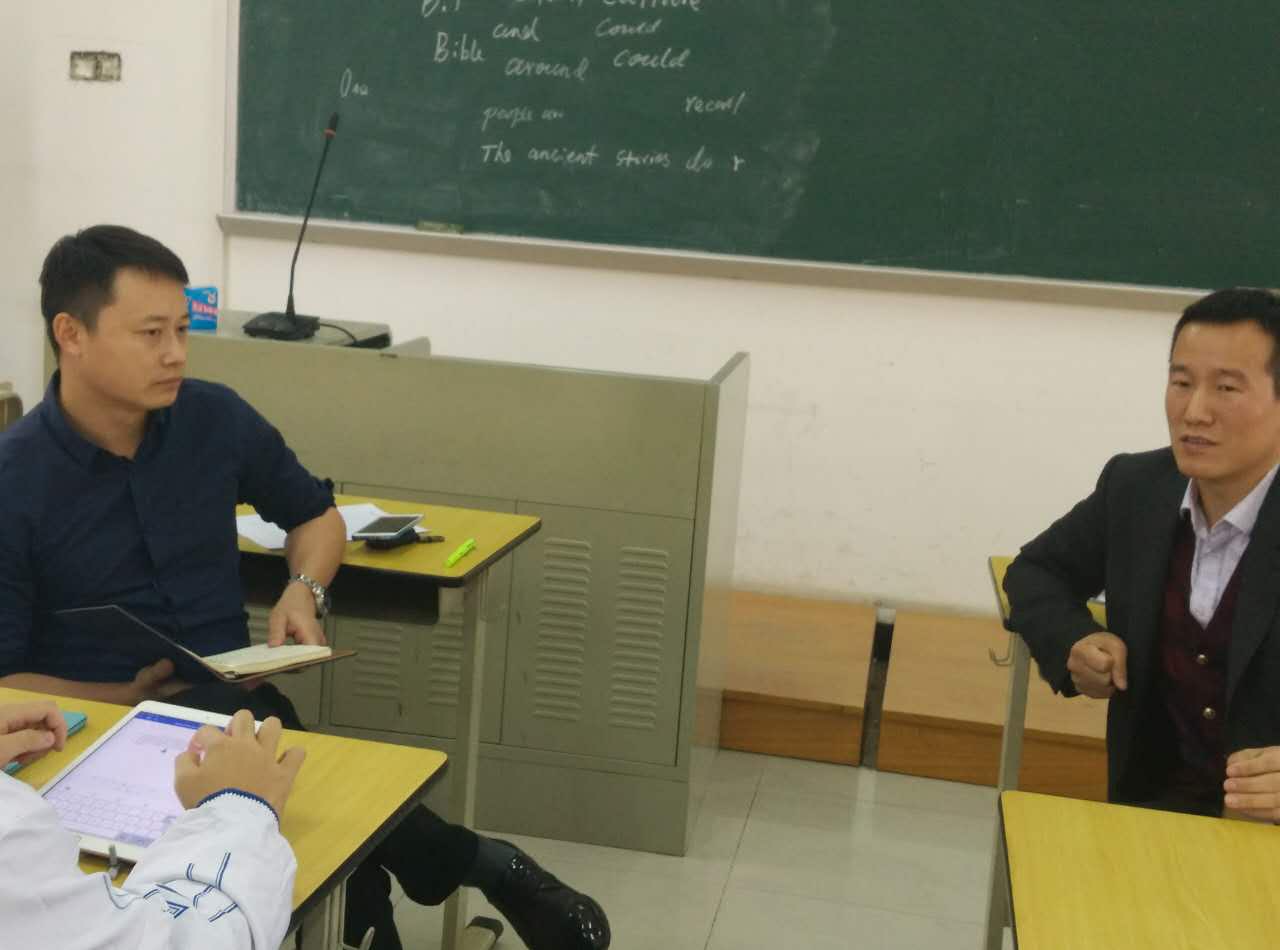 展凯老师和张轶老师与同学们亲切交流