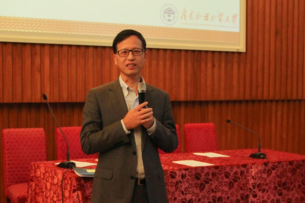 胡国萍介绍保险行业发展情况